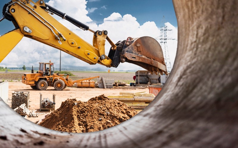 Bild zeigt einen Bagger auf einer großen Baustelle