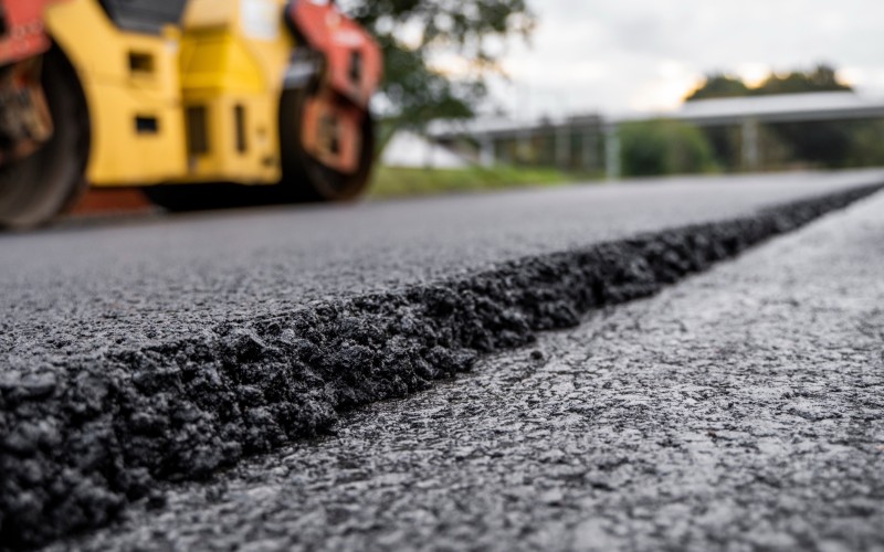 Bild zeigt eine frisch asphaltierte Straße
